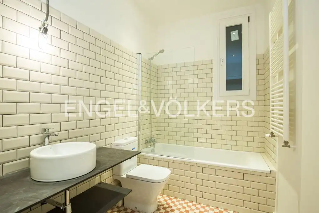 Baño de Piso de alquiler en Barcelona con Aire acondicionado, Calefacción y Jardín privado