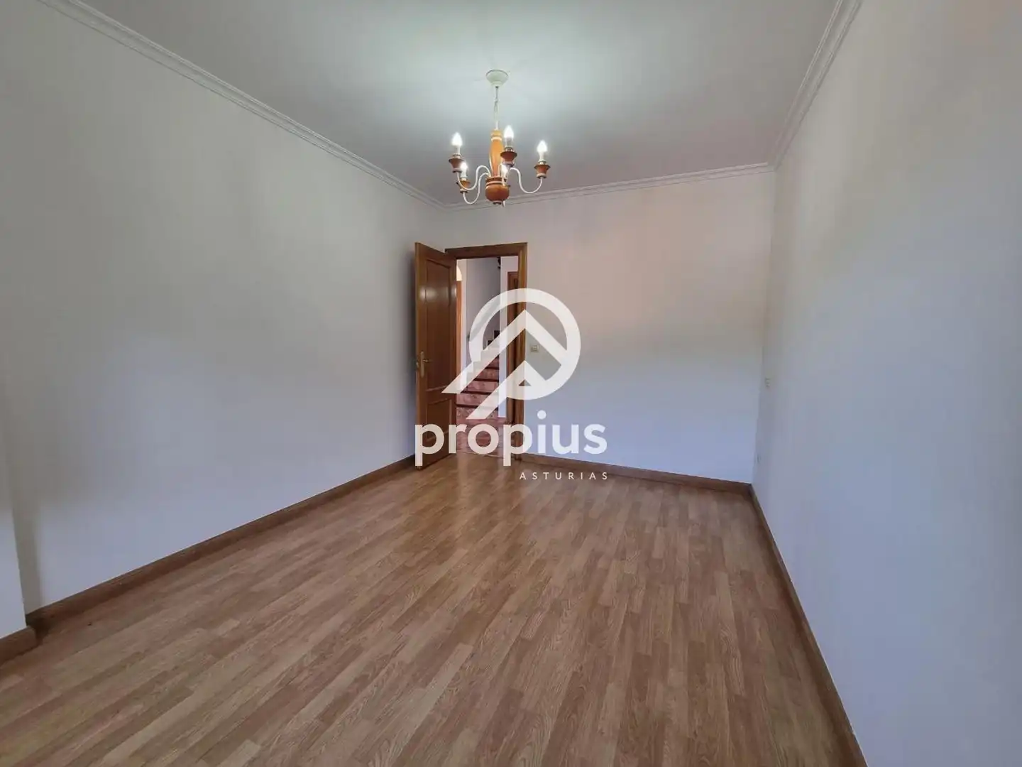 Habitación de Casa adosada en venta en Piloña con Calefacción, Jardín privado y Parquet
