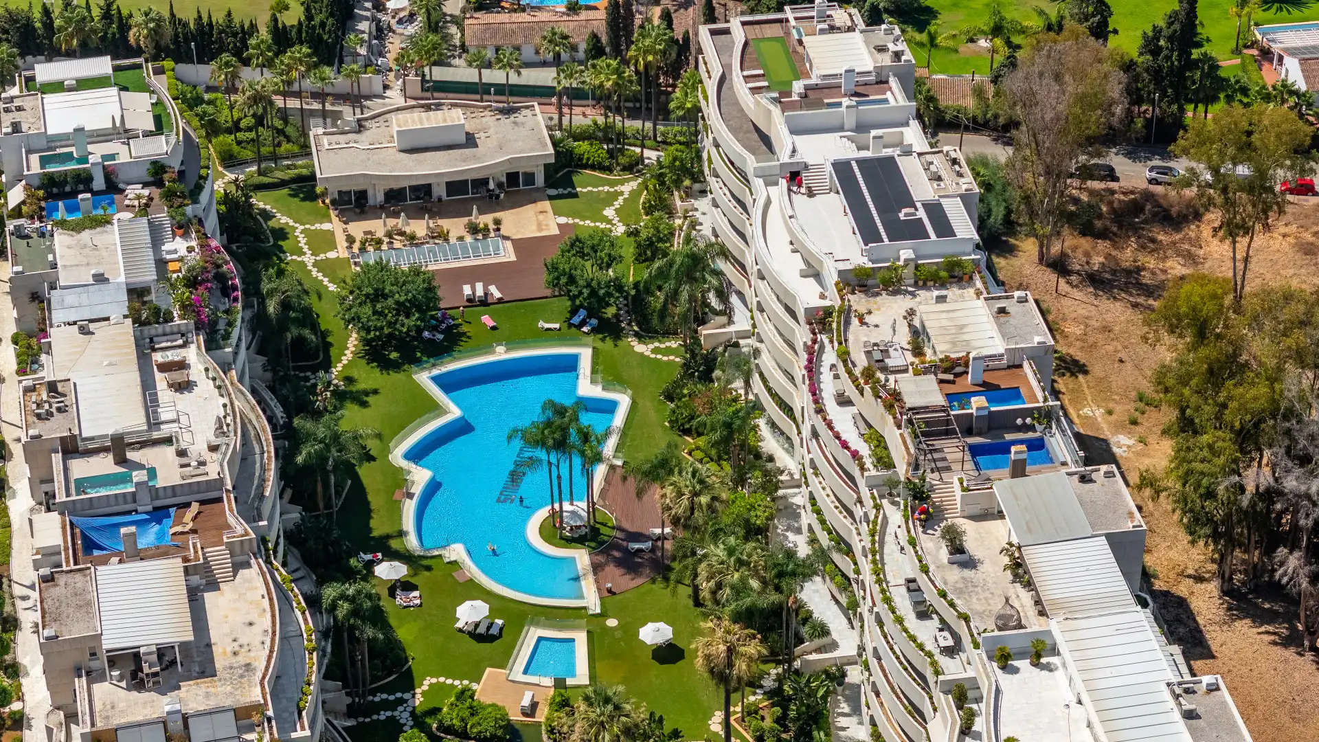 Vista exterior de Ático en venta en Nueva Andalucía