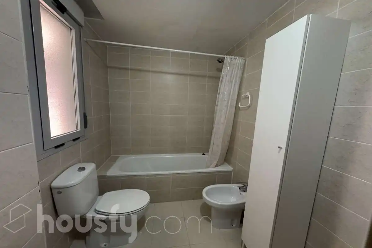 Baño de Piso de alquiler en Madrid con Trastero y Amueblado