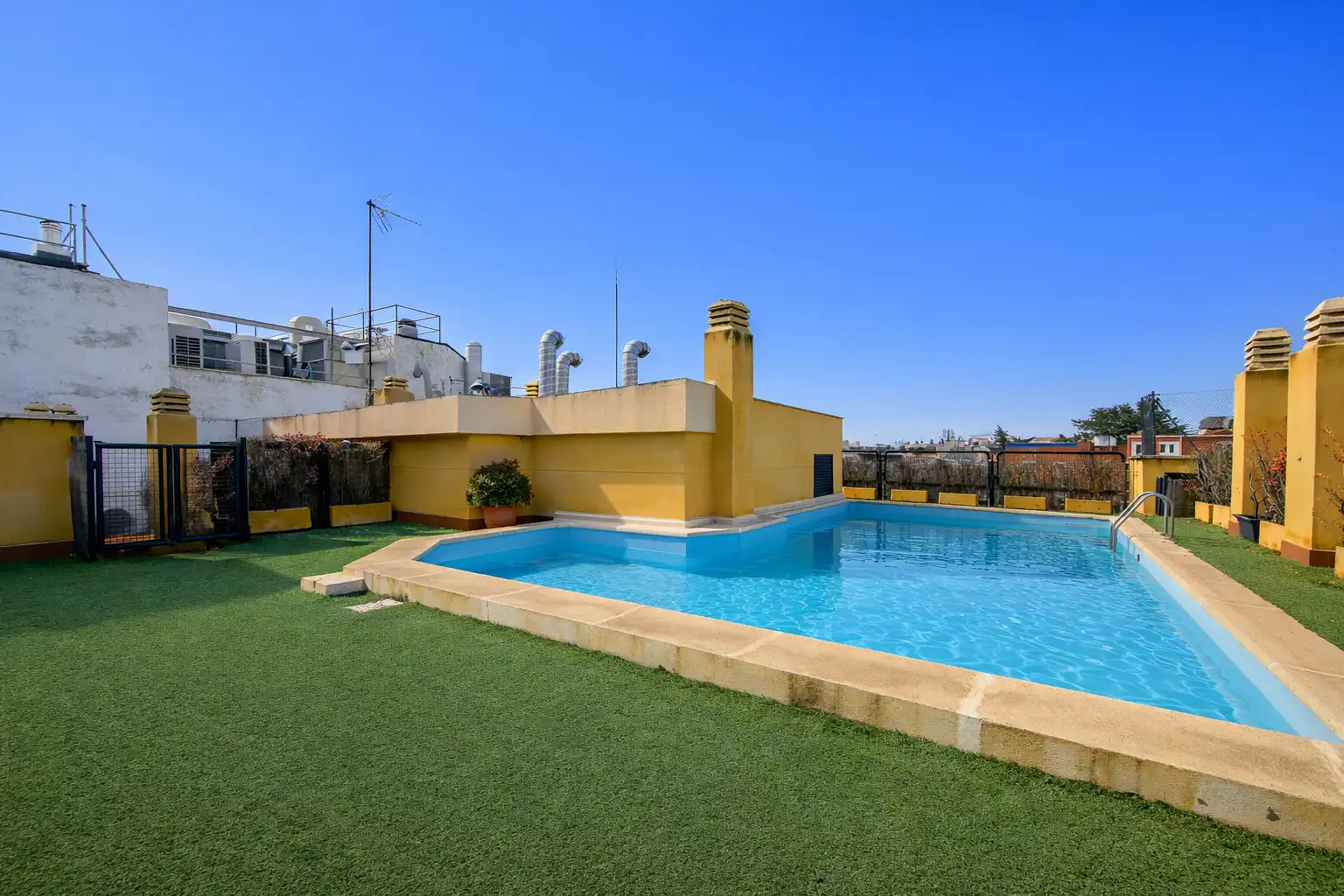 Piscina de Piso de alquiler en  Madrid Capital con Aire acondicionado, Calefacción y Piscina comunitaria