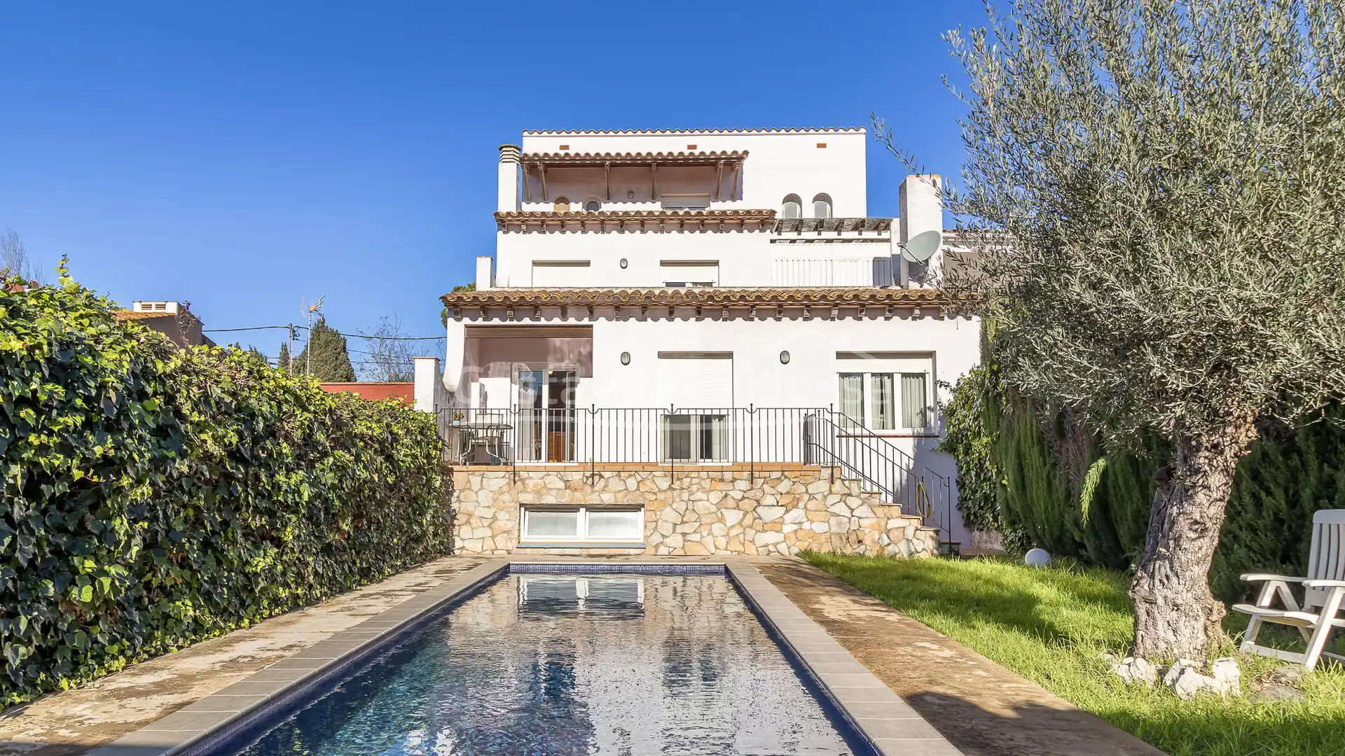 Vista exterior de Casa adosada en venda en Palafrugell amb Calefacció, Jardí privat i Parquet