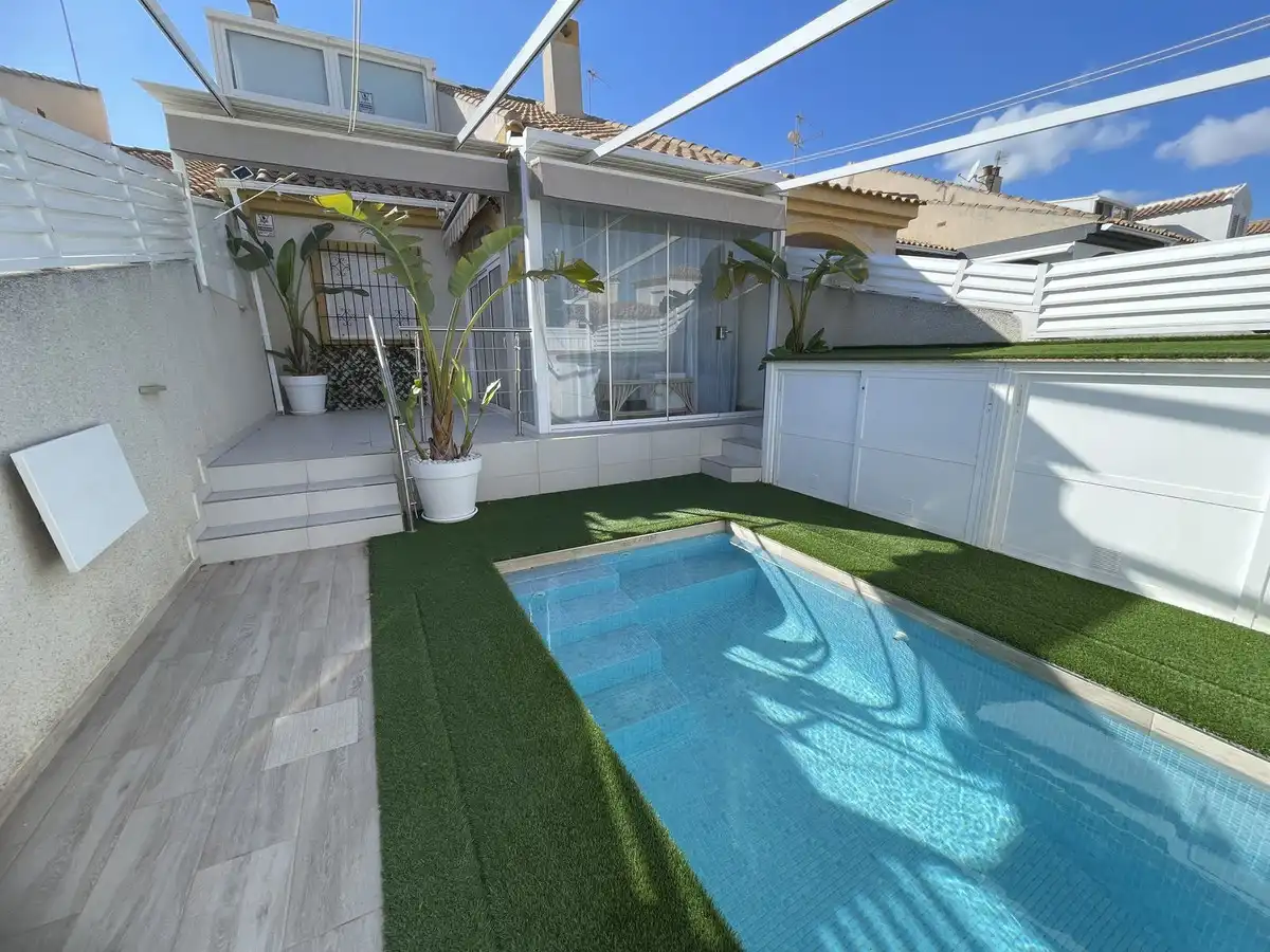 Piscina de Casa o xalet en venda en Pilar de la Horadada amb Aire condicionat, Jardí privat i Terrassa
