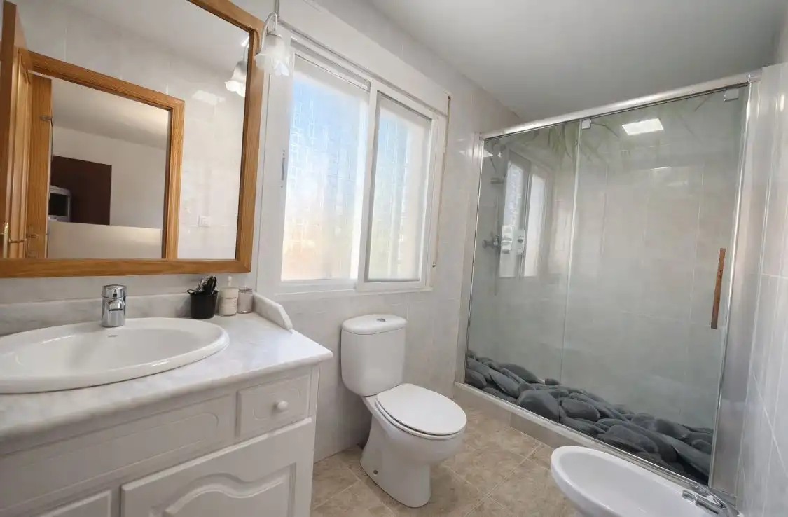 Badezimmer von Einfamilien-Reihenhaus zum Verkauf in San Vicente del Raspeig / Sant Vicent del Raspeig mit Klimaanlage, Heizung und Privatgarten