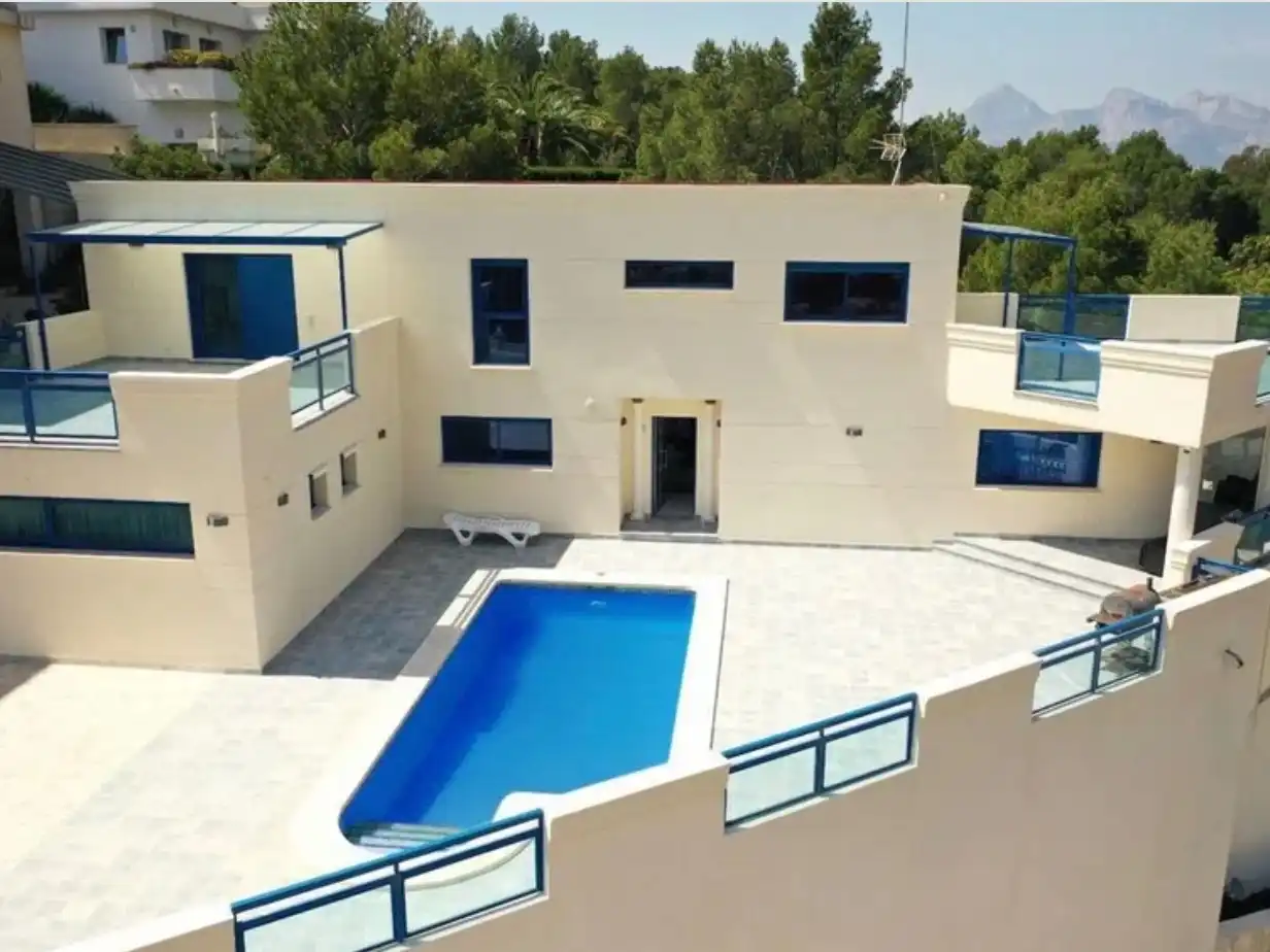 Villa avec piscine à vendre à AV. EUROPA 1