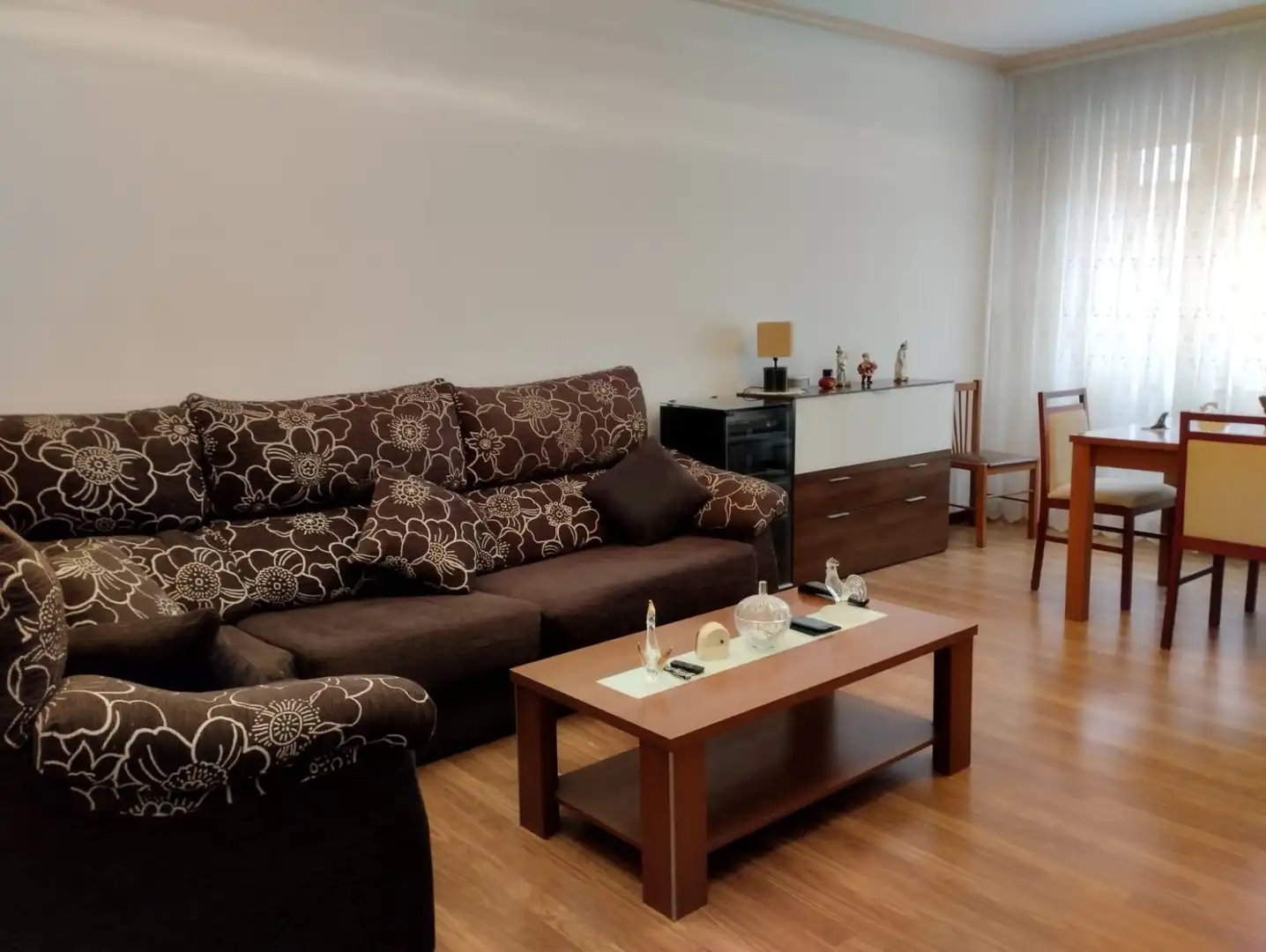 Sala d'estar de Pis en venda en  Logroño amb Calefacció, Parquet i Moblat