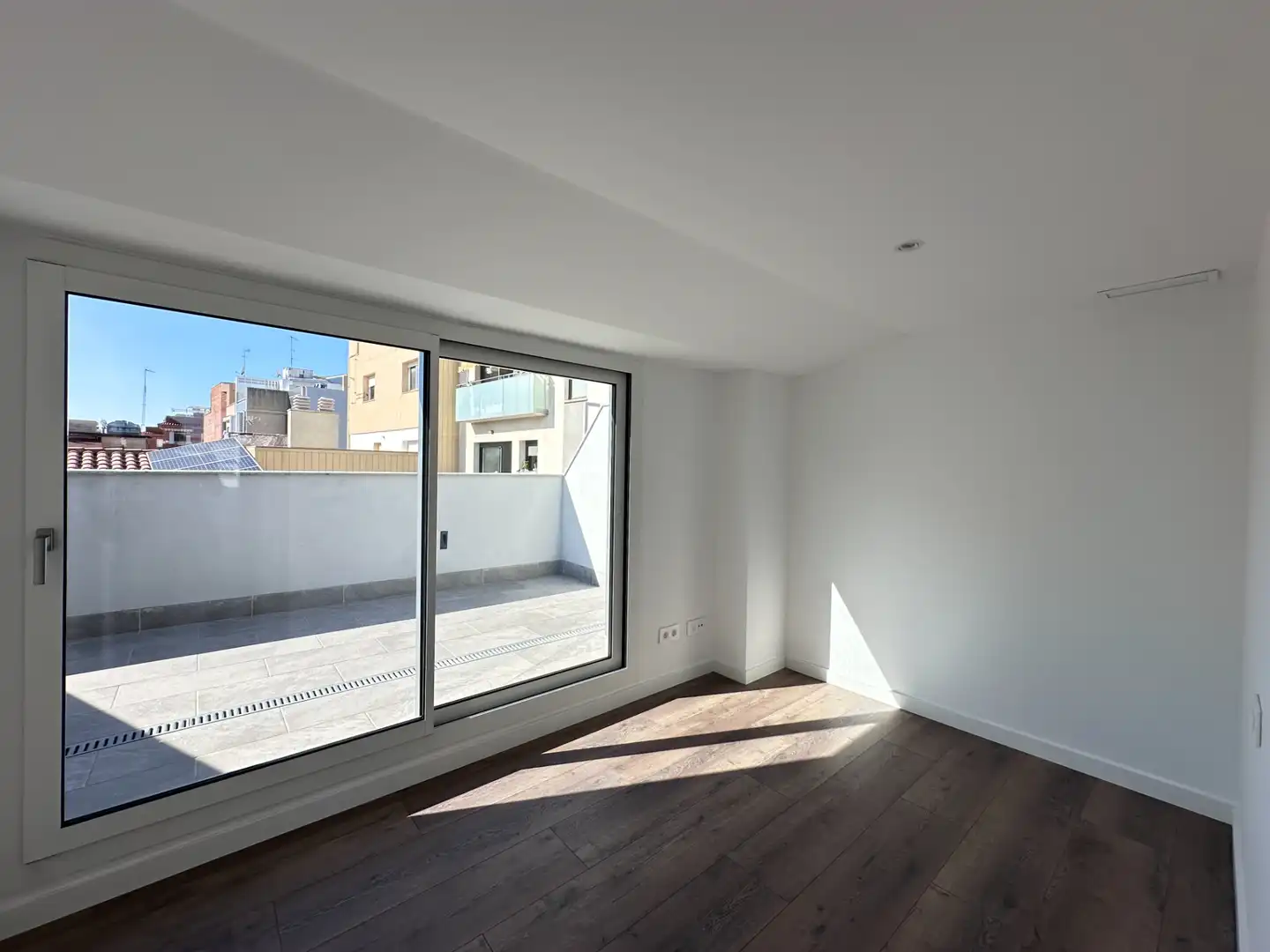 Schlafzimmer von Dachboden zum Verkauf in Badalona mit Klimaanlage, Heizung und Parkett