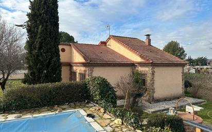 Exterior view of House or chalet for sale in Valdetorres de Jarama  with Heating, Private garden and Swimming Pool