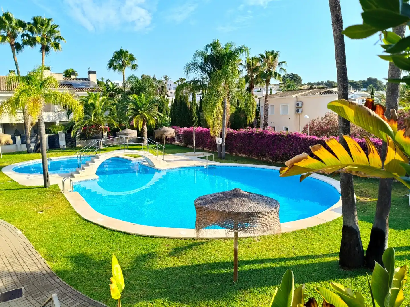 Piscina de Casa adosada en venda en Moraira amb Aire condicionat, Calefacció i Jardí privat
