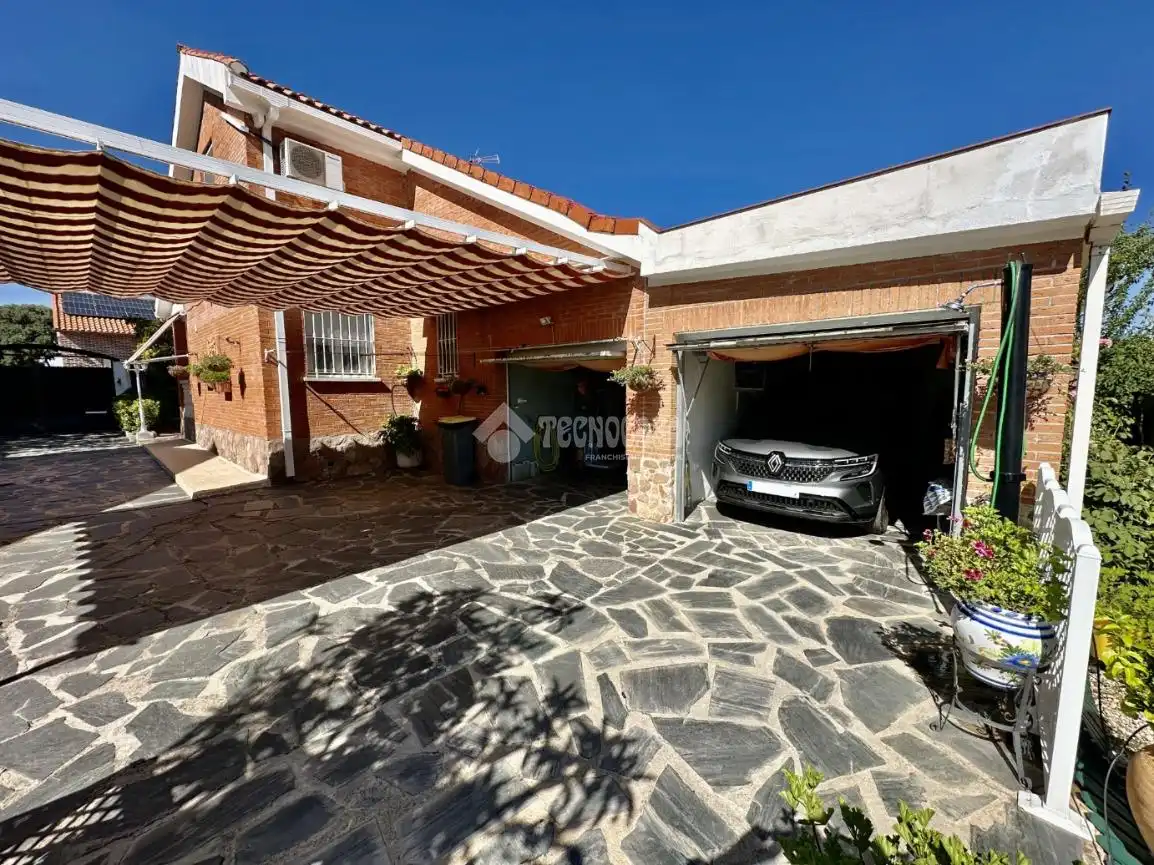 Vista exterior de Casa o xalet en venda en Pioz amb Aire condicionat, Calefacció i Moblat