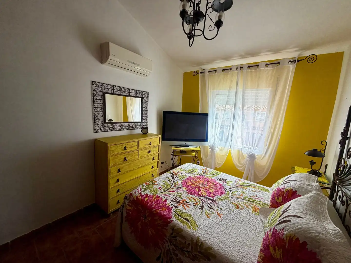Dormitori de Casa adosada en venda en Algeciras amb Aire condicionat i Traster