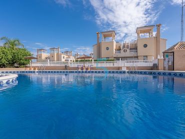 Casa amb piscina en venda a El Raso