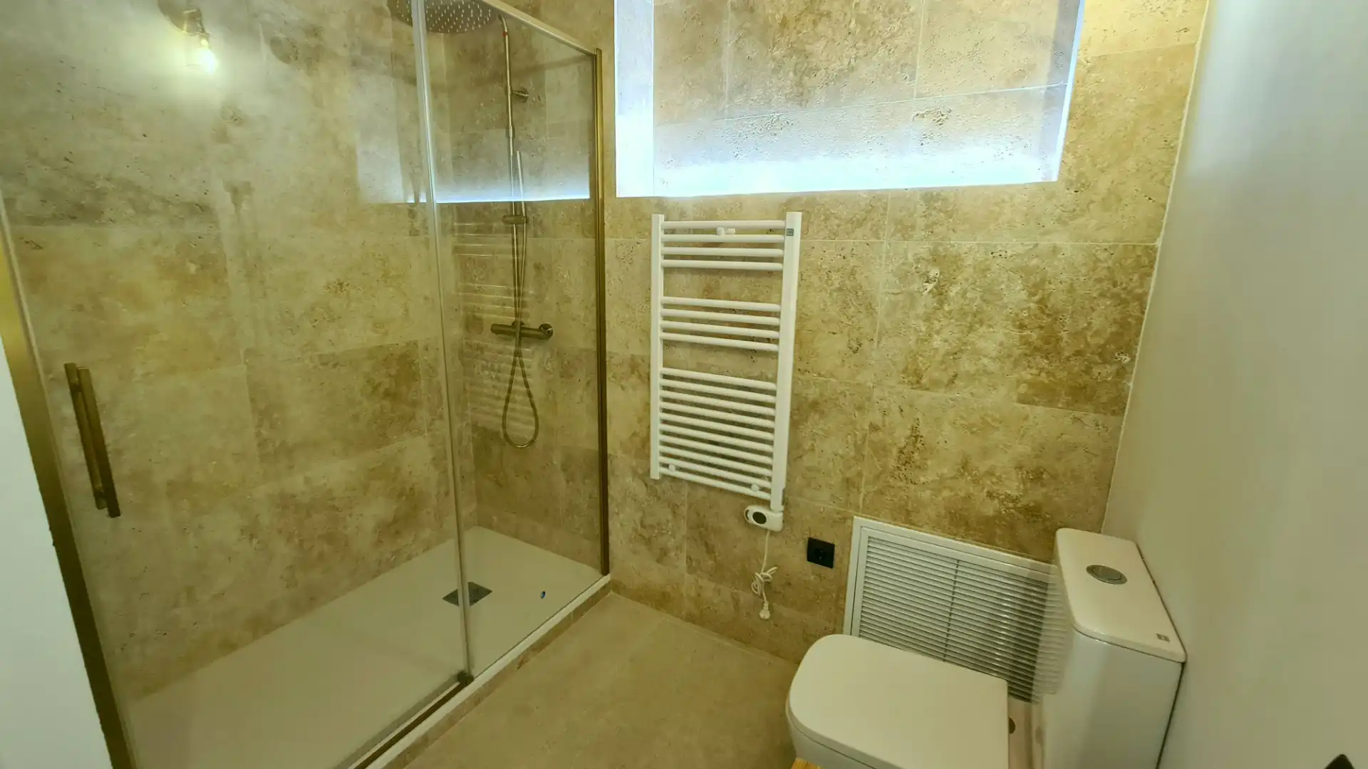 Badezimmer von Erdgeschoss zum Verkauf in Barcelona mit Klimaanlage, Heizung und Privatgarten