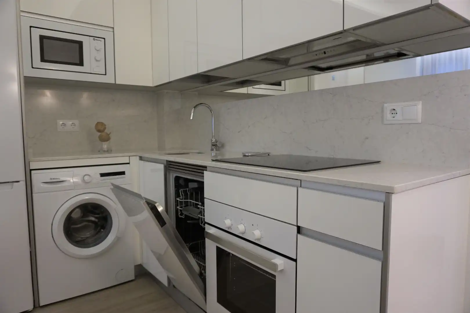 Cuina de Apartament de lloguer en Madrid amb Calefacció i Moblat