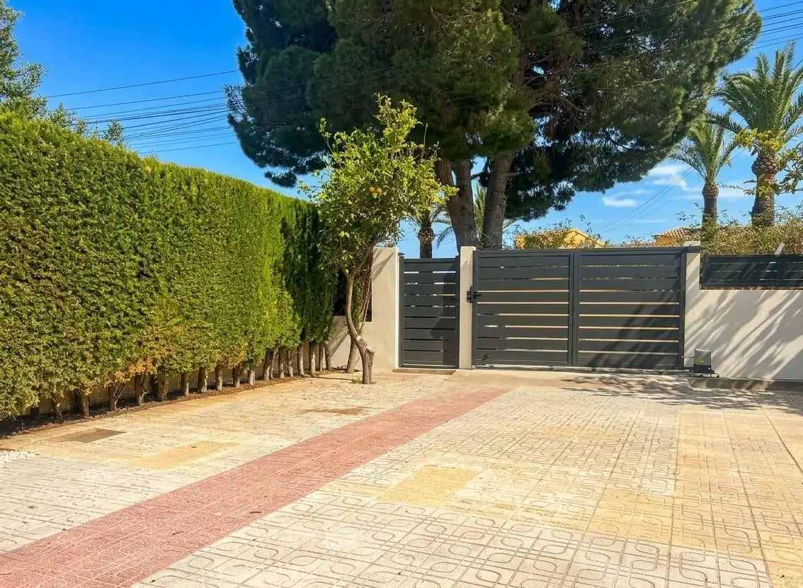 Vista exterior de Casa adosada en venda en La Nucia amb Aire condicionat, Terrassa i Piscina comunitària