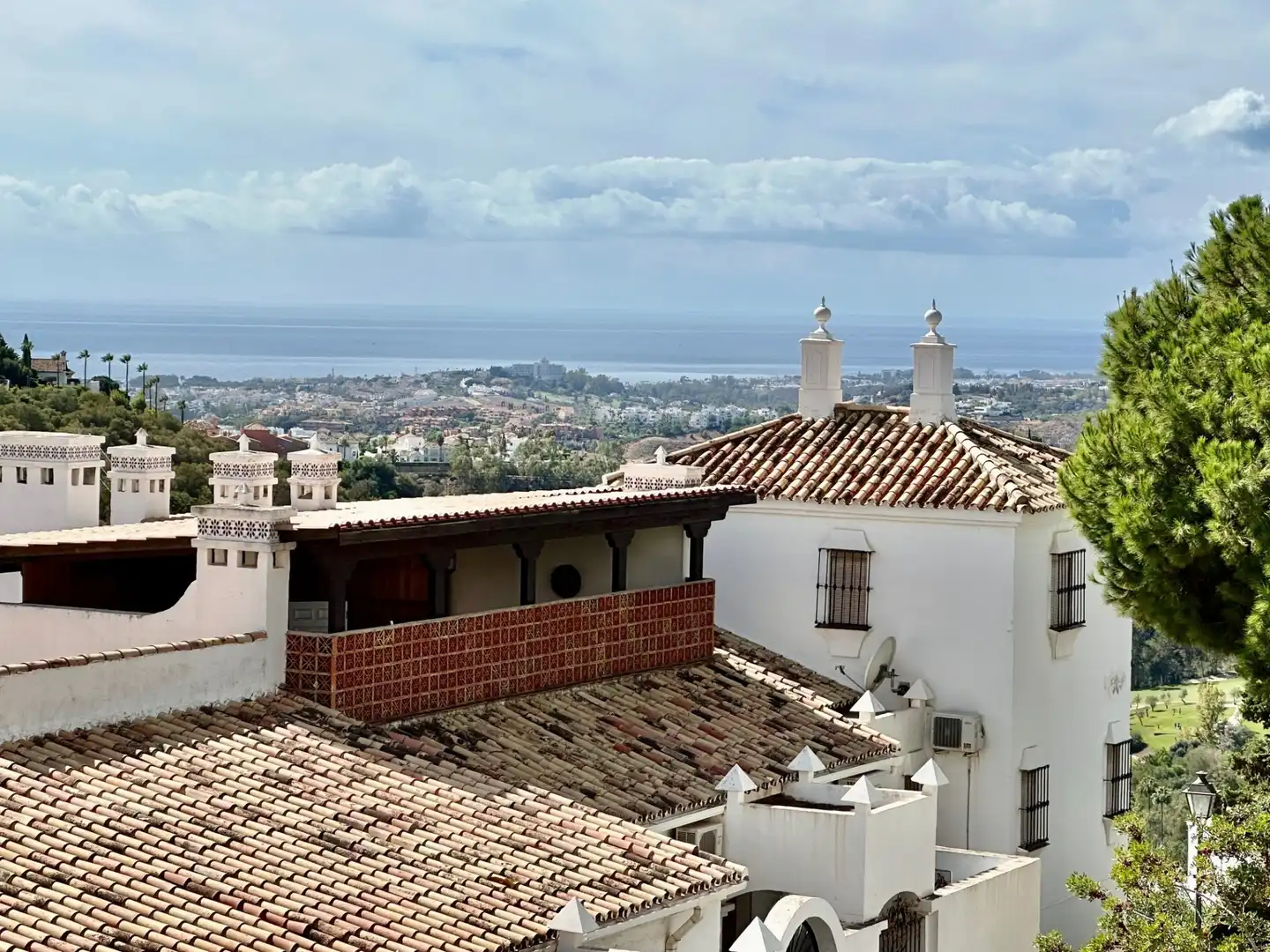 Außenansicht von Wohnungen zur Miete in Benahavís mit Klimaanlage, Terrasse und Abstellraum
