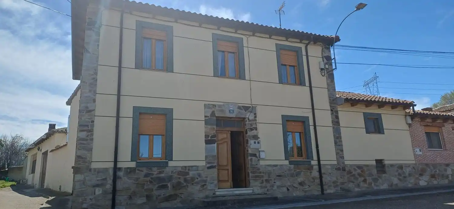 Vista exterior de Casa o xalet en venda en Valderrey amb Calefacció, Terrassa i Traster