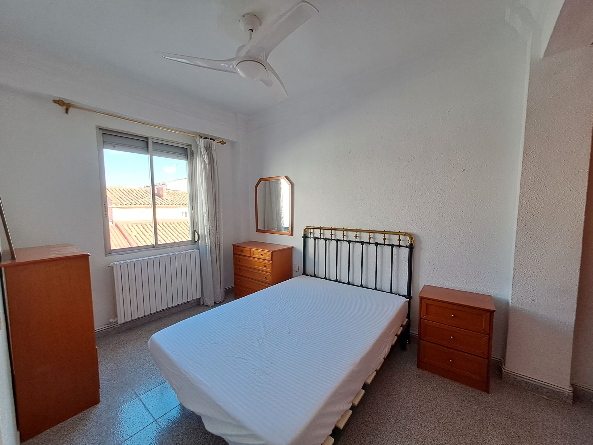 Habitación de Piso de alquiler en  Zaragoza Capital con Calefacción, Amueblado y Horno