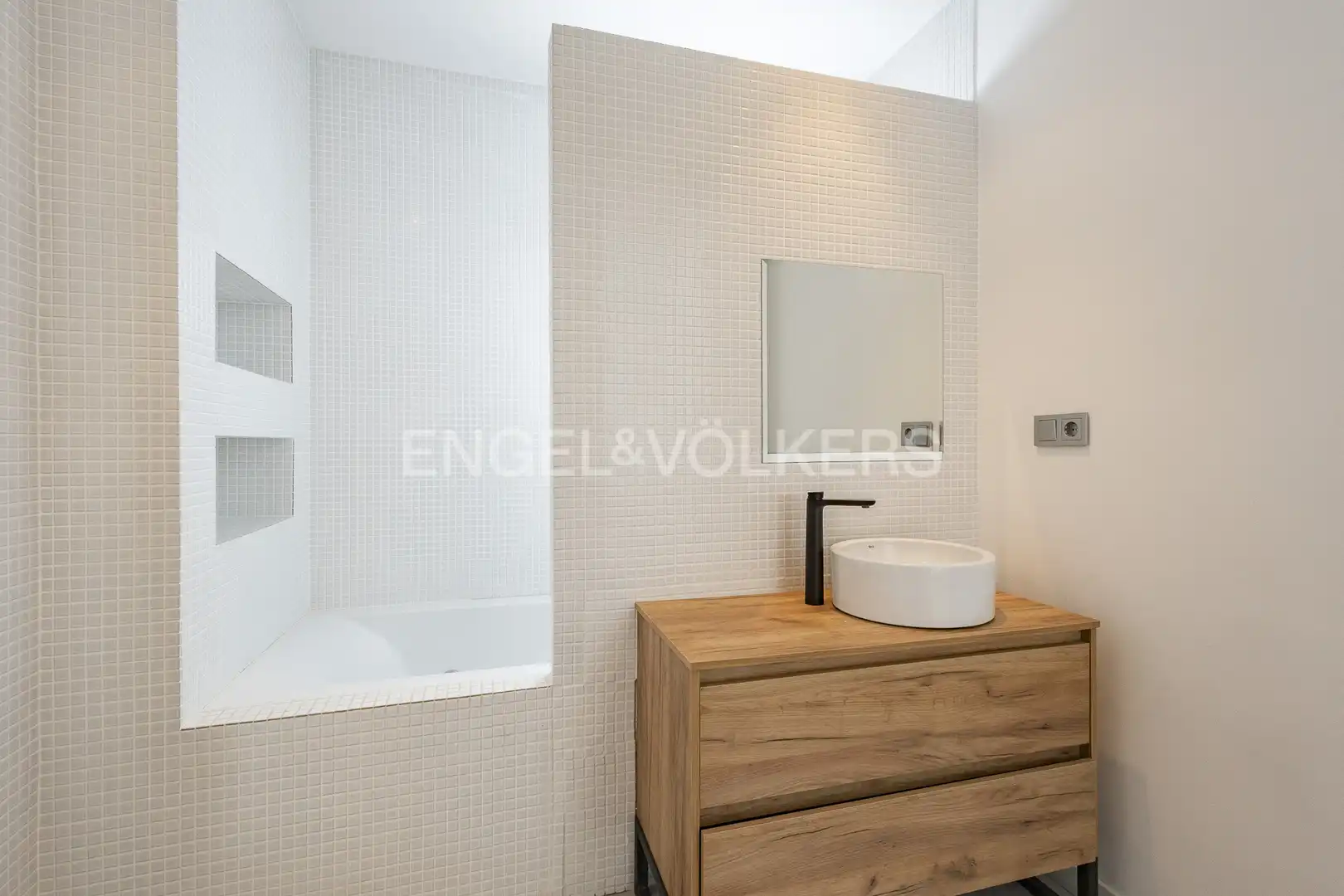 Baño de Casa o chalet en venta en Vilanova i la Geltrú con Aire acondicionado, Calefacción y Jardín privado