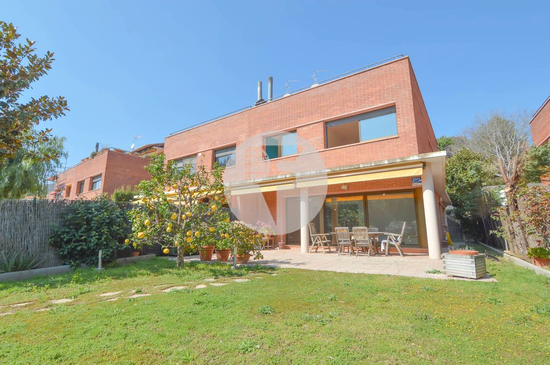 Jardí de Casa adosada en venda en Castelldefels amb Aire condicionat, Calefacció i Terrassa