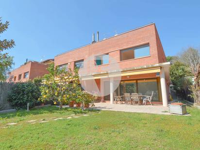 Garden of Single-family semi-detached for sale in Castelldefels  with Air Conditioner, Terrace and Swimming Pool