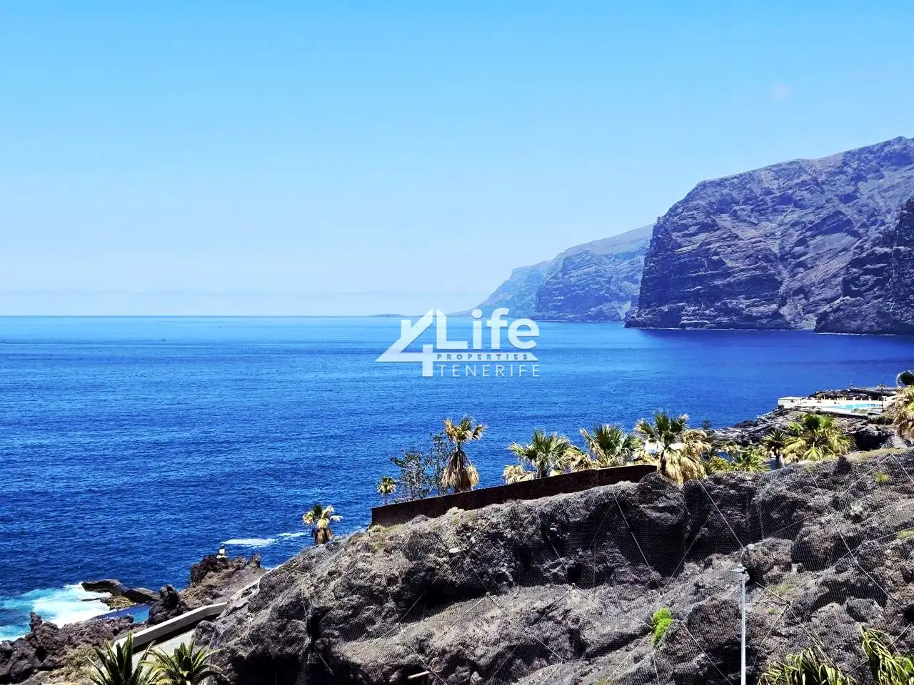 Vista exterior de Àtic en venda en Santiago del Teide amb Aire condicionat, Terrassa i Piscina