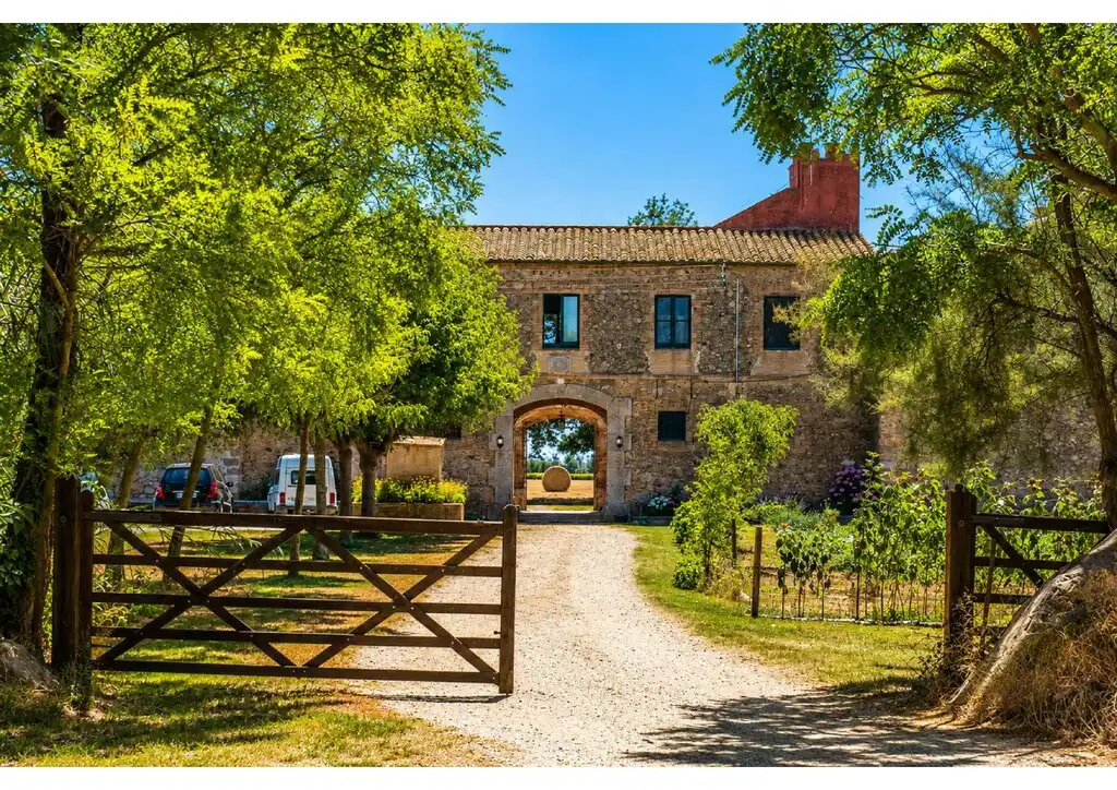 Vista exterior de Finca rústica en venda en Castelló d'Empúries amb Terrassa i Balcó