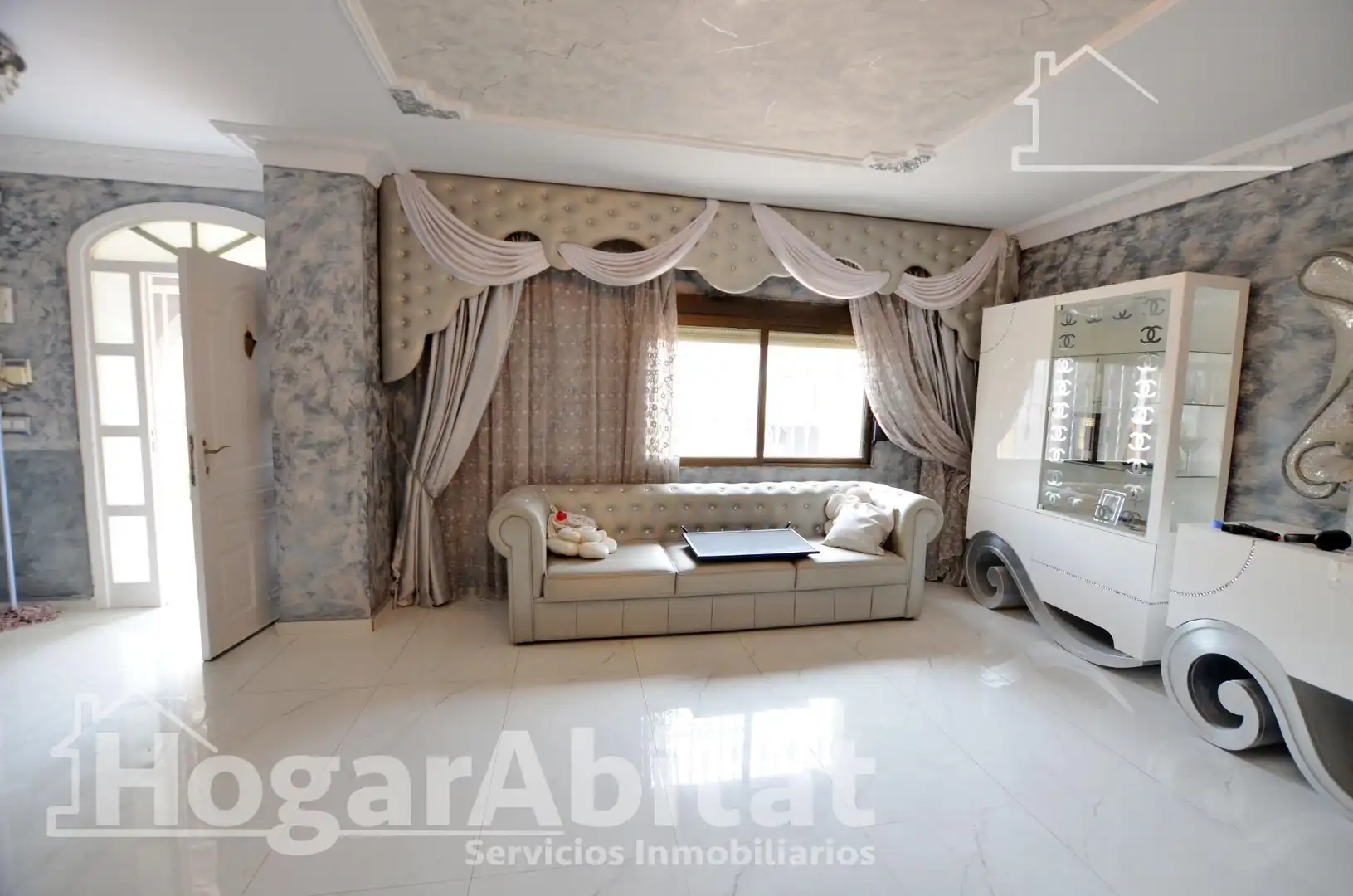 Sala d'estar de Casa adosada en venda en Alicante / Alacant amb Aire condicionat, Jardí privat i Terrassa