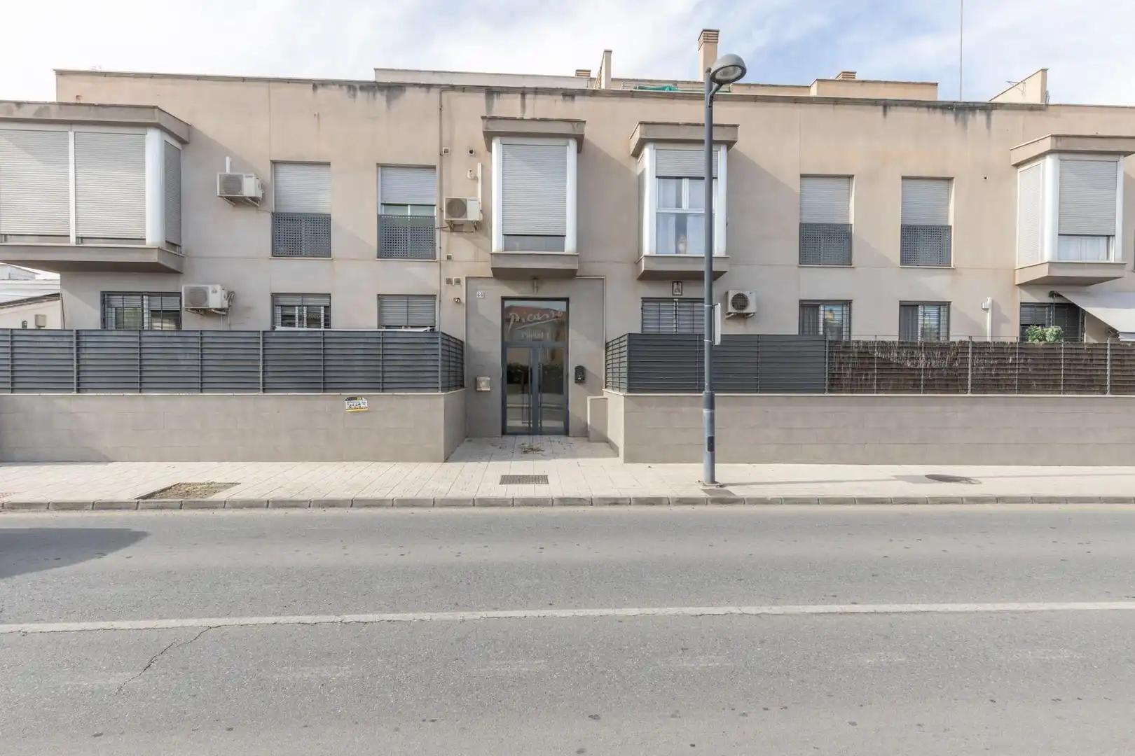 Vista exterior de Pis en venda en Cúllar Vega amb Calefacció i Traster