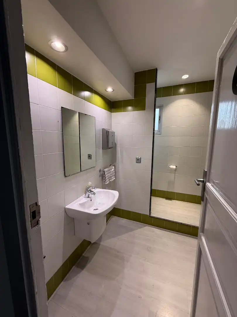 Badezimmer von Büro zur Miete in Valencia mit Klimaanlage, Heizung und Balkon