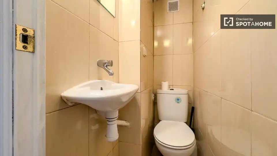 Baño de Piso para compartir en Eixample