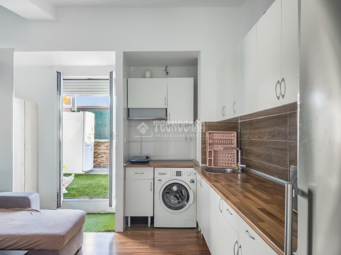 Cocina de Estudio de alquiler en  Madrid Capital con Calefacción, Terraza y Amueblado