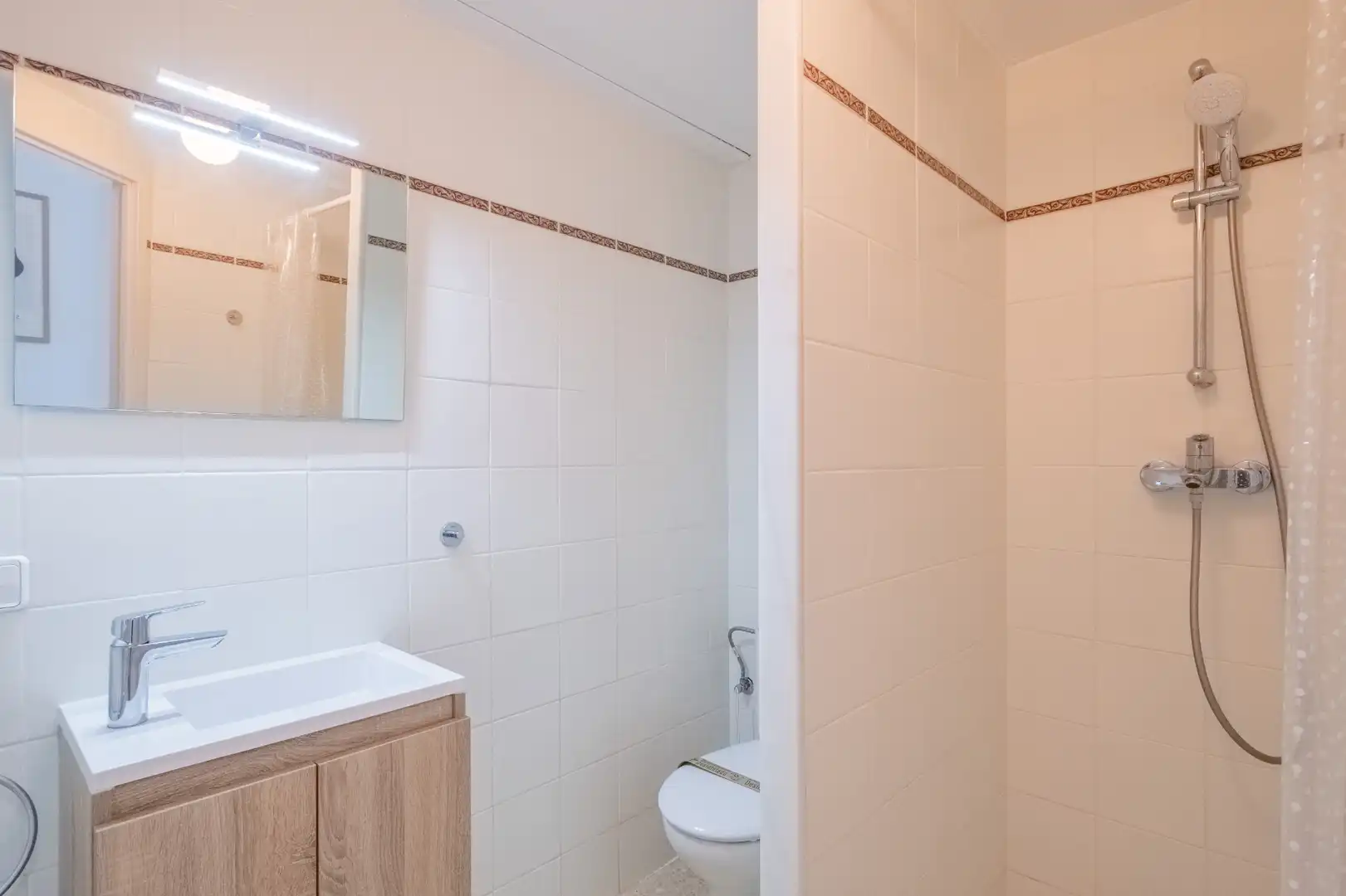 Badezimmer von Einfamilien-Reihenhaus zum Verkauf in Begur mit Klimaanlage, Heizung und Terrasse