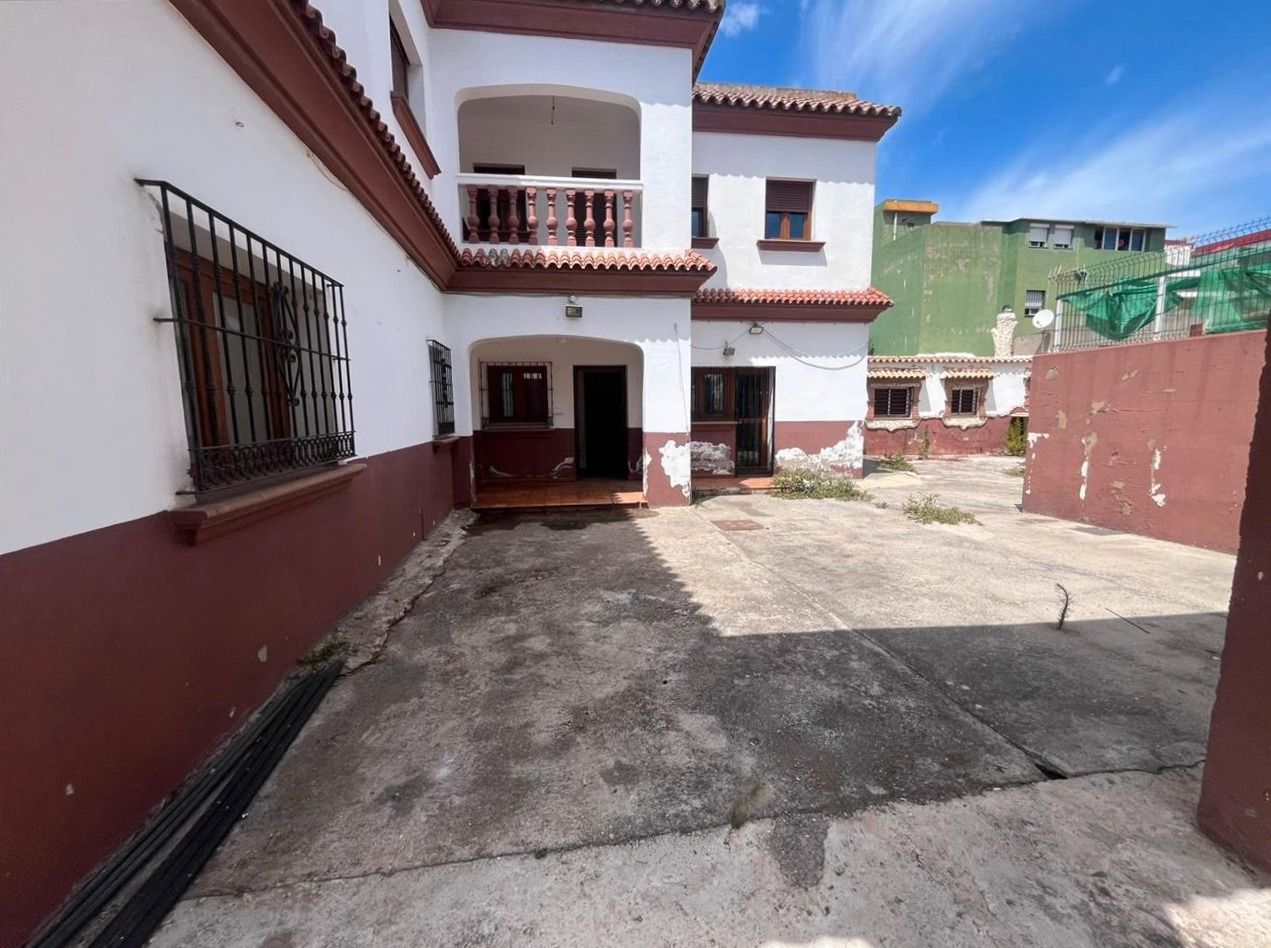 Exterior view of Single-family semi-detached for sale in La Línea de la Concepción  with Terrace