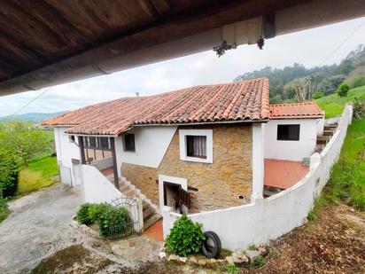 Vista exterior de Finca rústica en venda en Pravia amb Jardí privat, Terrassa i Traster