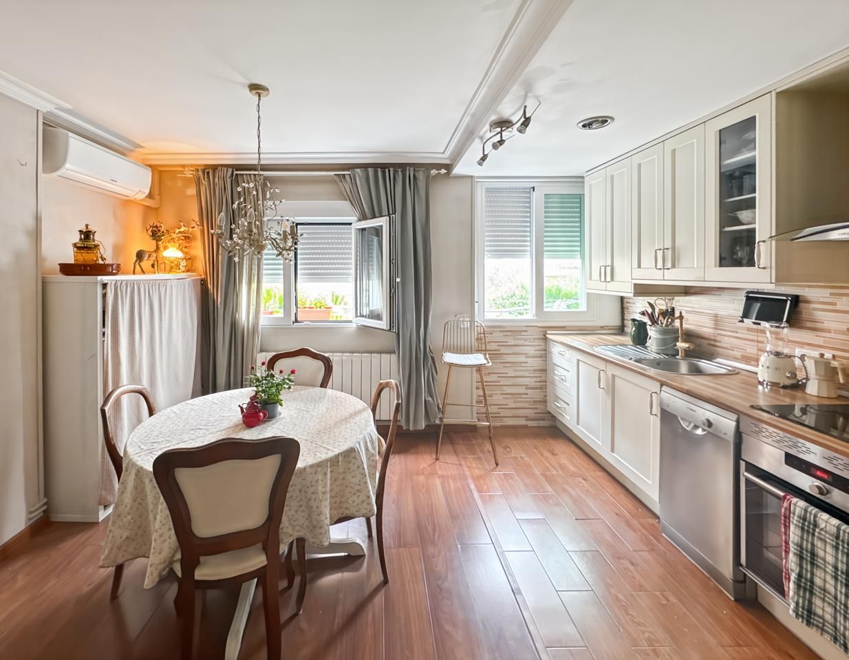 Kitchen of Flat for sale in  Madrid Capital  with Air Conditioner, Heating and Storage room