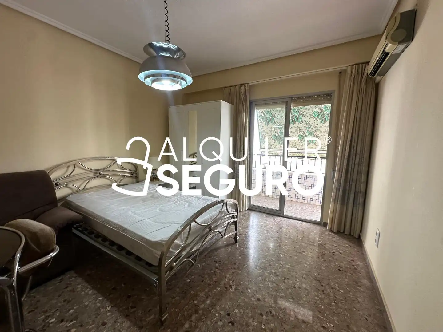 Habitación de Piso de alquiler en Valencia con Aire acondicionado y Amueblado