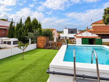 Xalet amb piscina en venda a Avinguda Quinze