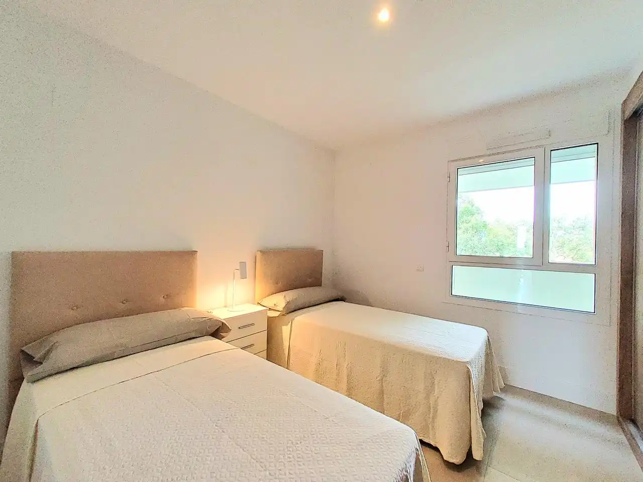 Habitación de Apartamento en venta en Sotogrande con Aire acondicionado, Terraza y Amueblado