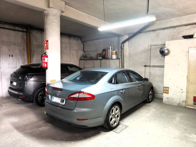 Garaje en Venta en Calle de la del Manojo de Rosas en Los Ángeles