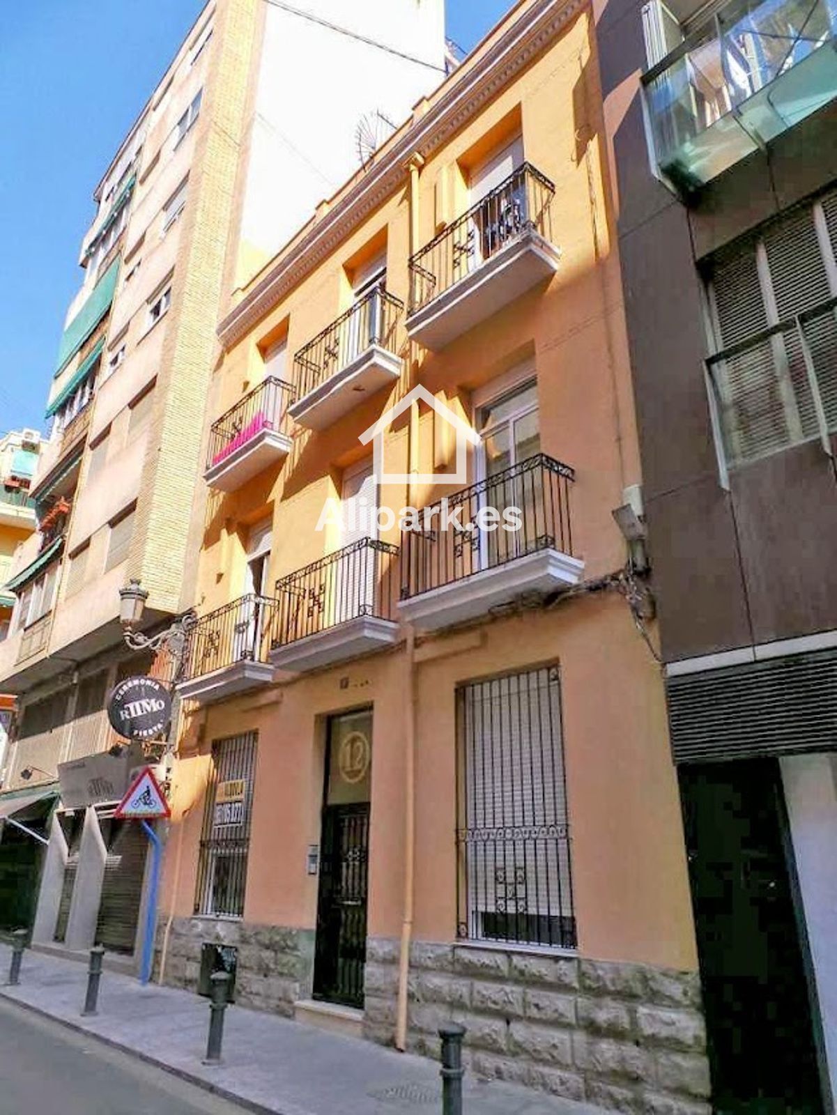 Building for sale in Colón, Barrio del Centro