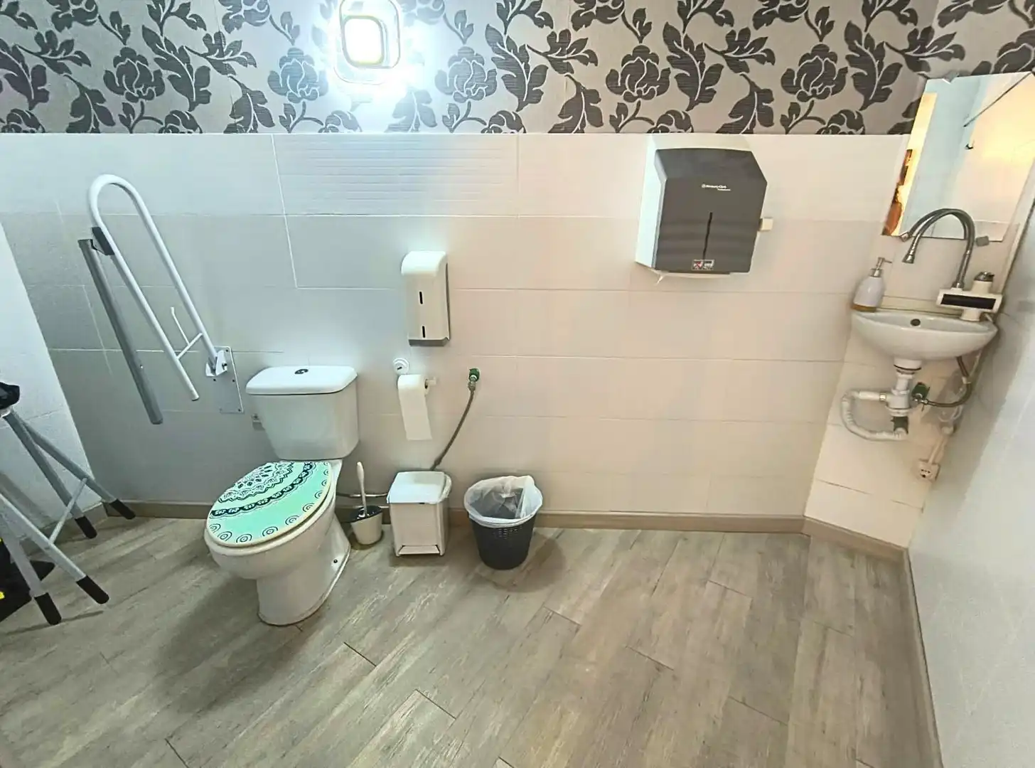 Baño de Local de alquiler en Santa Pola con Aire acondicionado y Amueblado