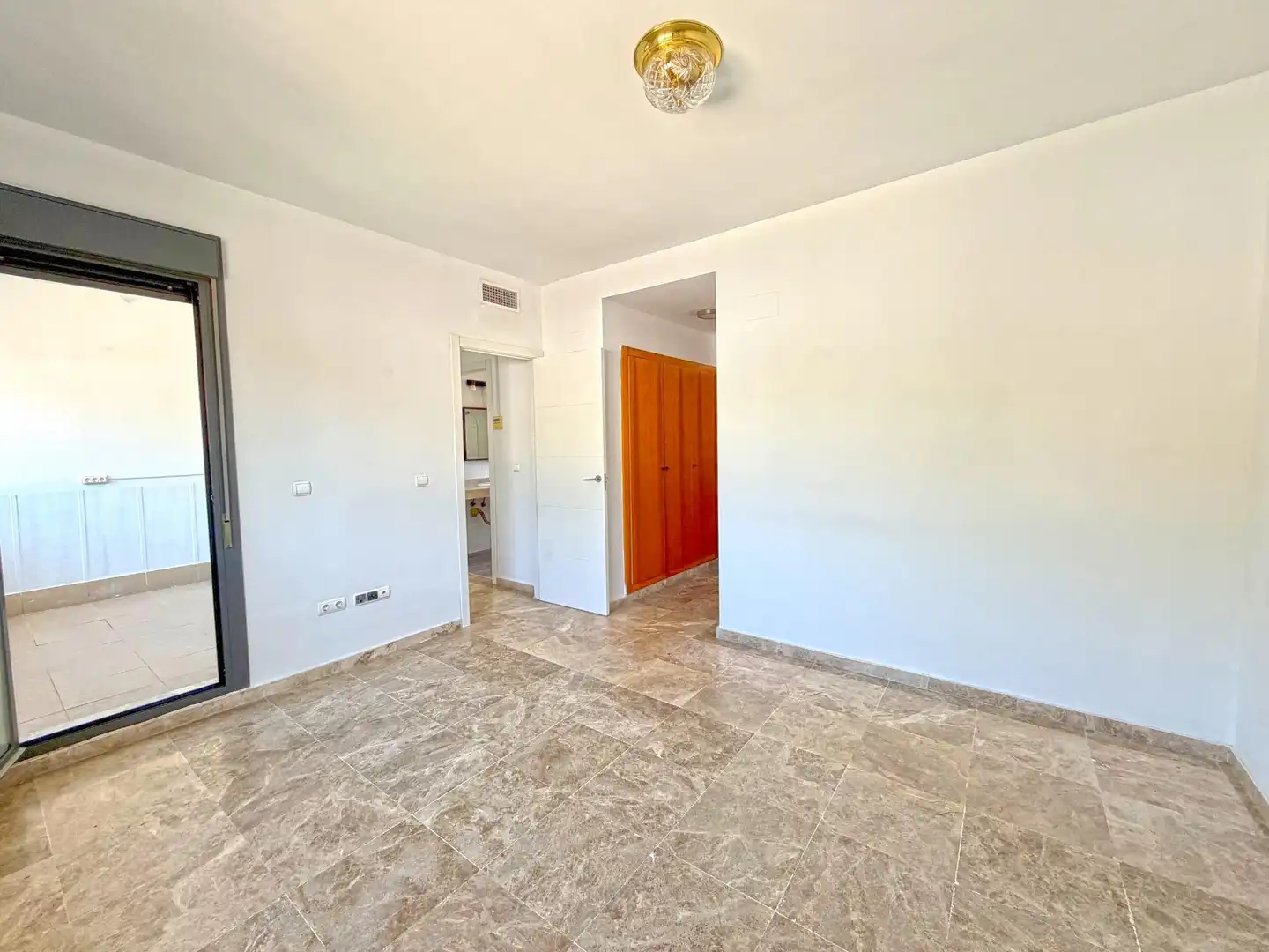 Dormitori de Casa adosada en venda en Mairena del Aljarafe amb Aire condicionat, Calefacció i Traster