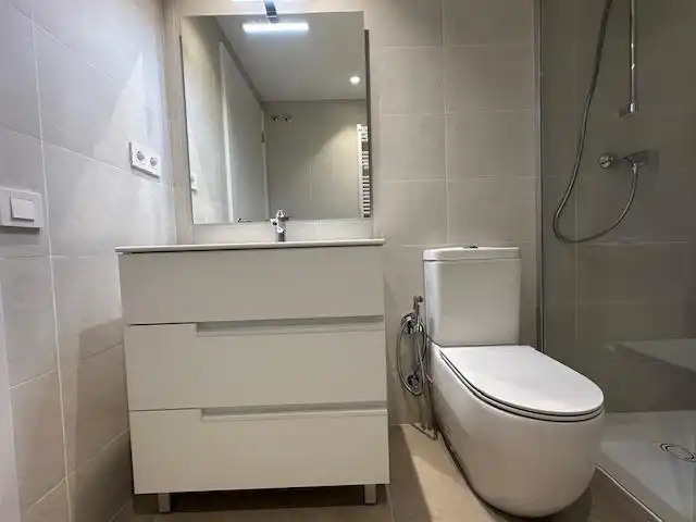Baño de Piso de alquiler en Badalona con Calefacción y Balcón