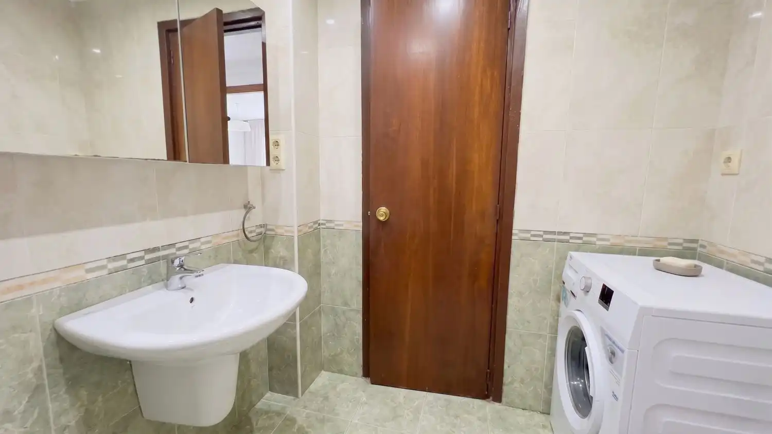 Bany de Pis en venda en Gijón  amb Piscina