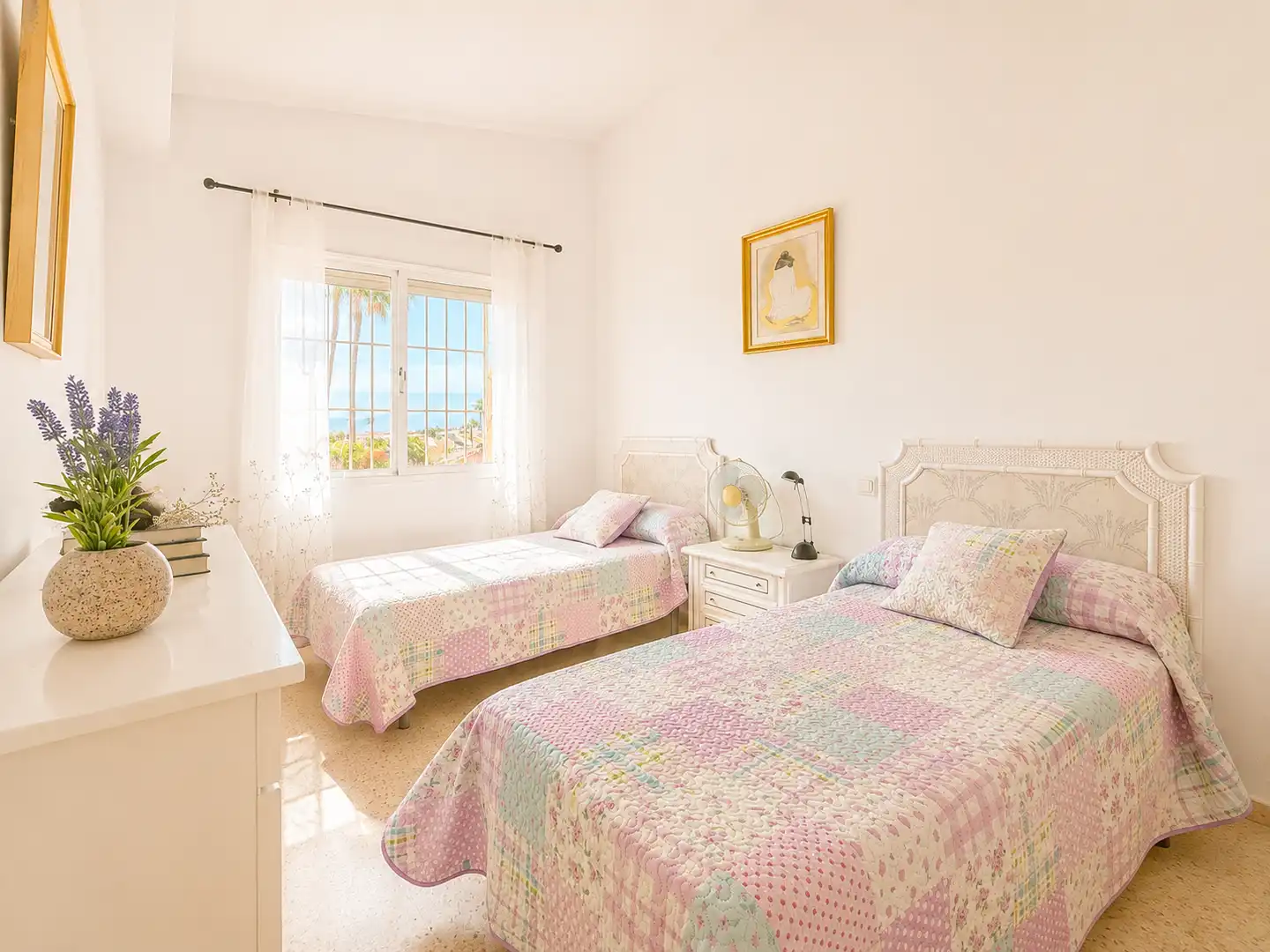 Habitación de Casa adosada en venta en Estepona con Jardín privado, Terraza y Piscina