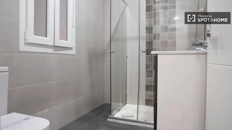 Bathroom of Flat for rent in Madrid  with Air Conditioner, Heating and Furnished
