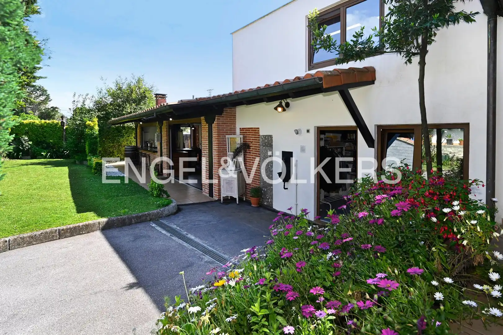 Vista exterior de Casa o xalet en venda en Santa Cruz de Bezana amb Calefacció, Jardí privat i Terrassa