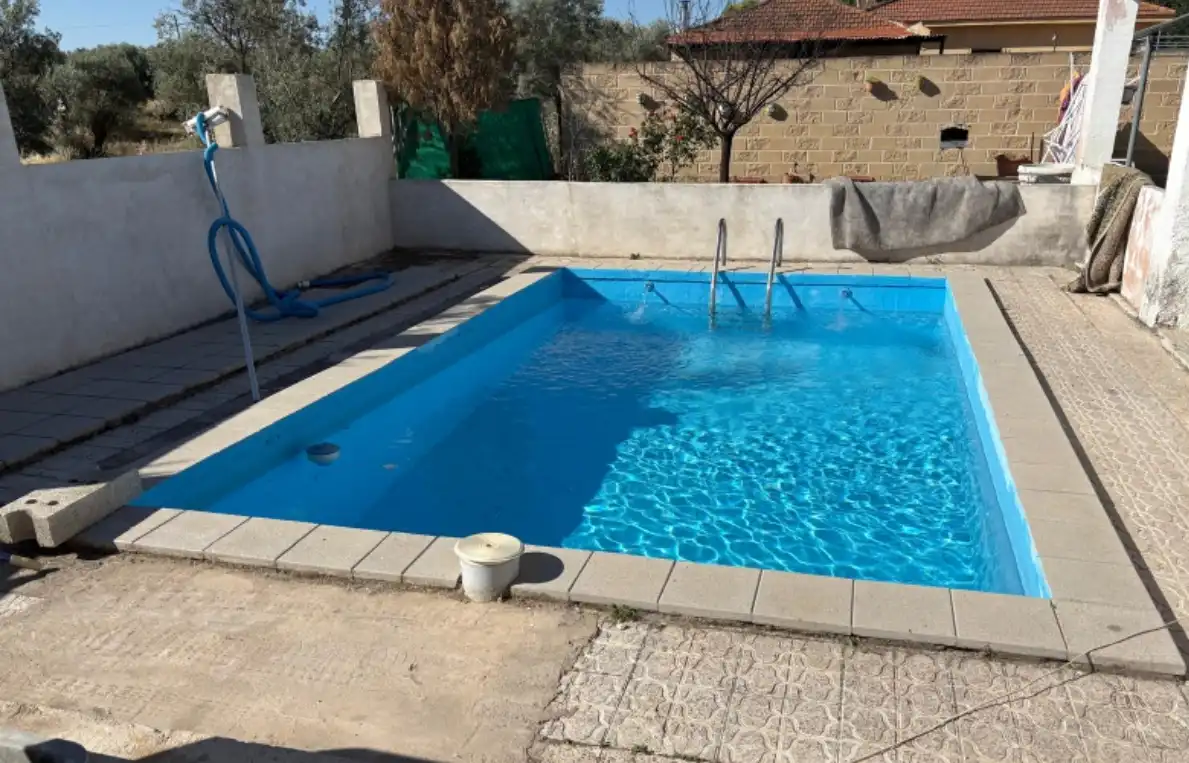 Chalet con piscina en venta en Calle Canario 16
