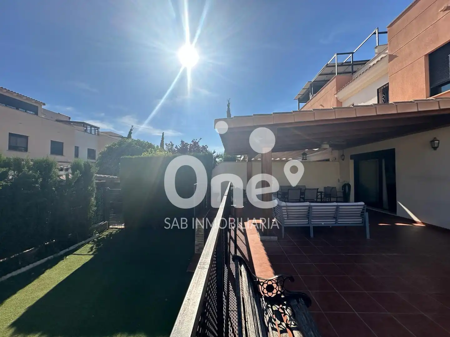 Terrasse von Einfamilien-Reihenhaus zum Verkauf in San Antonio de Benagéber mit Klimaanlage, Heizung und Privatgarten